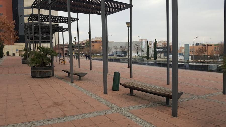 La parte de arriba del semáforo ha aparecido en el suelo