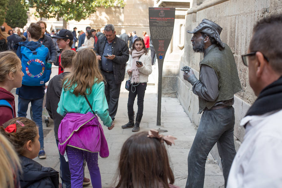 Decenas de artistas callejeros conviven con granadinos y foráneos, sobre todo los fines de semana