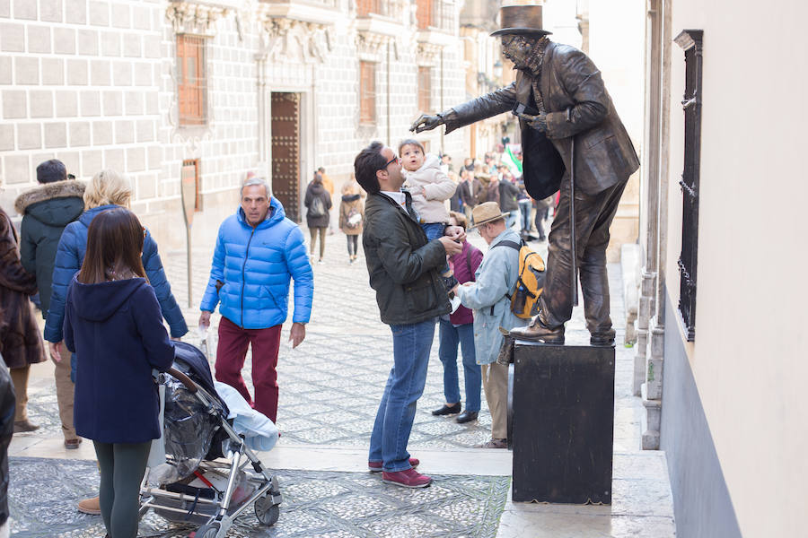 Decenas de artistas callejeros conviven con granadinos y foráneos, sobre todo los fines de semana