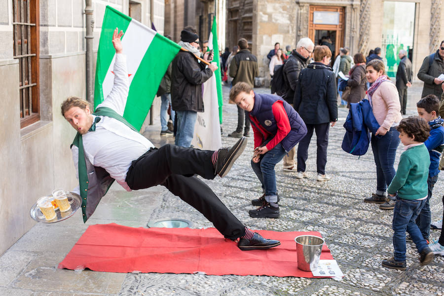 Decenas de artistas callejeros conviven con granadinos y foráneos, sobre todo los fines de semana