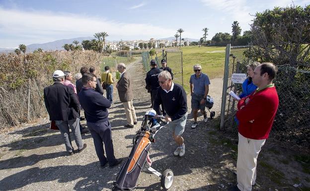 El personal de la Administración del Estado en el campo de golf procediendo al desahucio. 