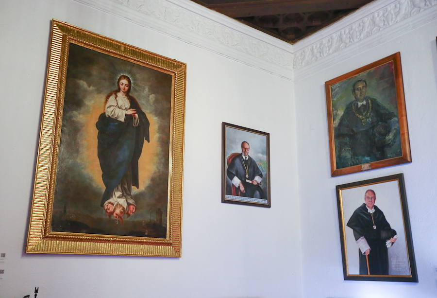 A la izquierda, ‘Inmaculada Concepción’, de Juan de Sevilla. 