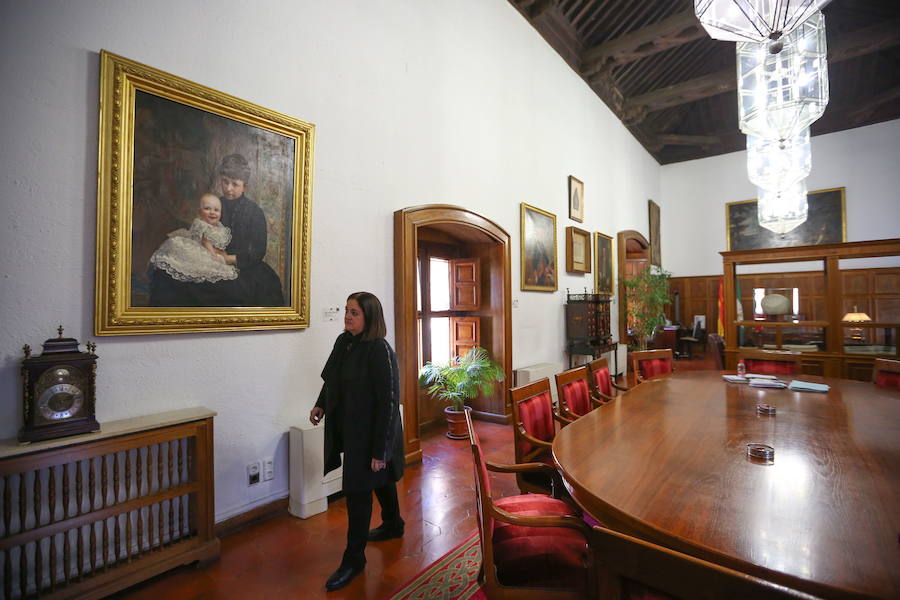 María Luisa Bellido, de la UGR, ante el retrato de la regente María Cristina y Alfonso XIII, de Gómez Moreno.