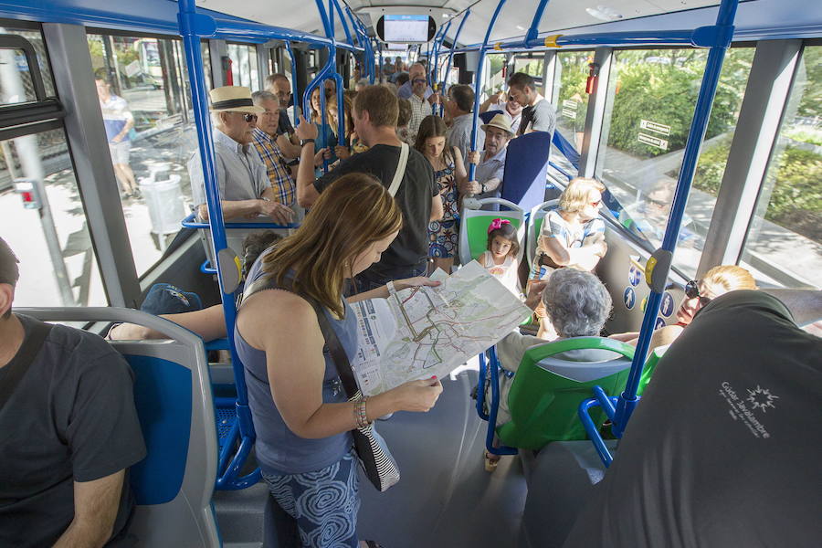 Pasajeros en el primer día de puesta en marcha de la LAC. 29/06/2014 