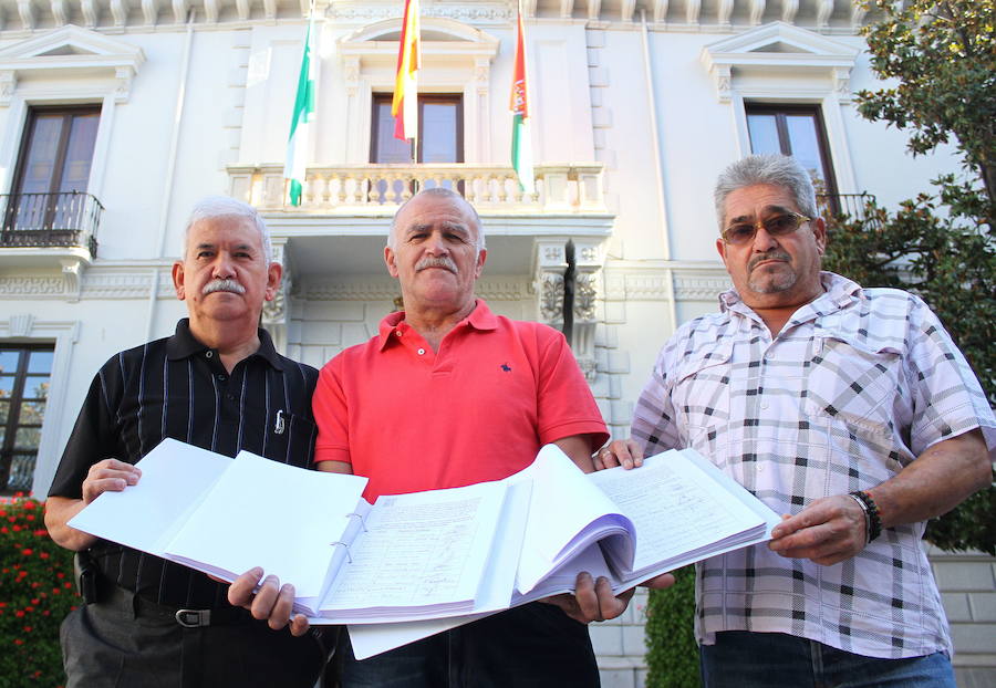 Representantes de la Asociación de Vecinos de La Chana presentan las firmas que han recogido en contra de la LAC. 24/10/2014 