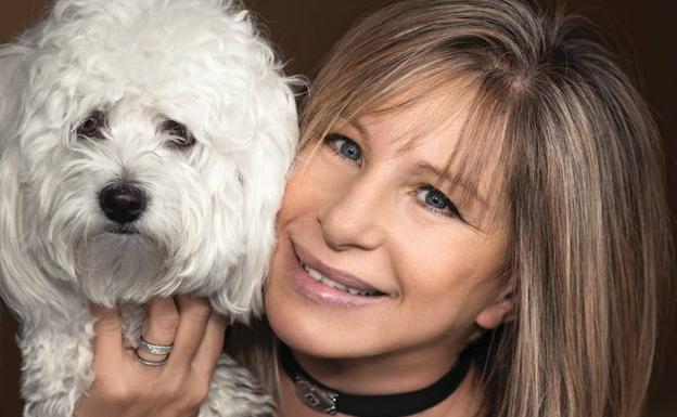 Streisand posa con su perra Samantha en 2004. 