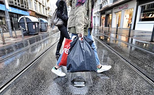 Se retrasa la prohibición de distribuir bolsas de plástico gratuitamente