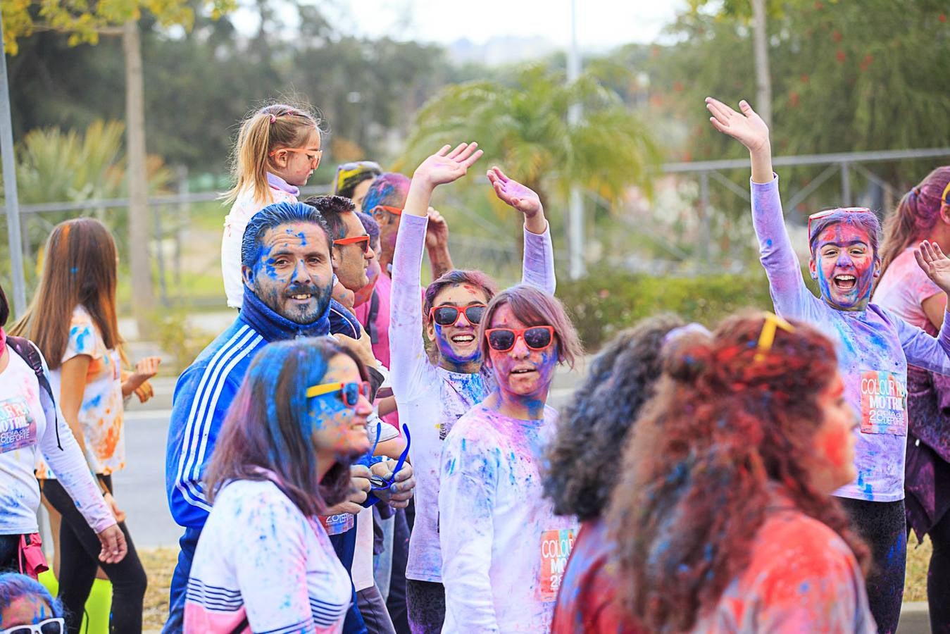 El concejal de Deportes de Motril, Miguel Ángel Muñoz, acompañado por miembros del equipo de Gobierno, dio la salida a la 'Colour Run', organizada con motivo del Día del Deporte