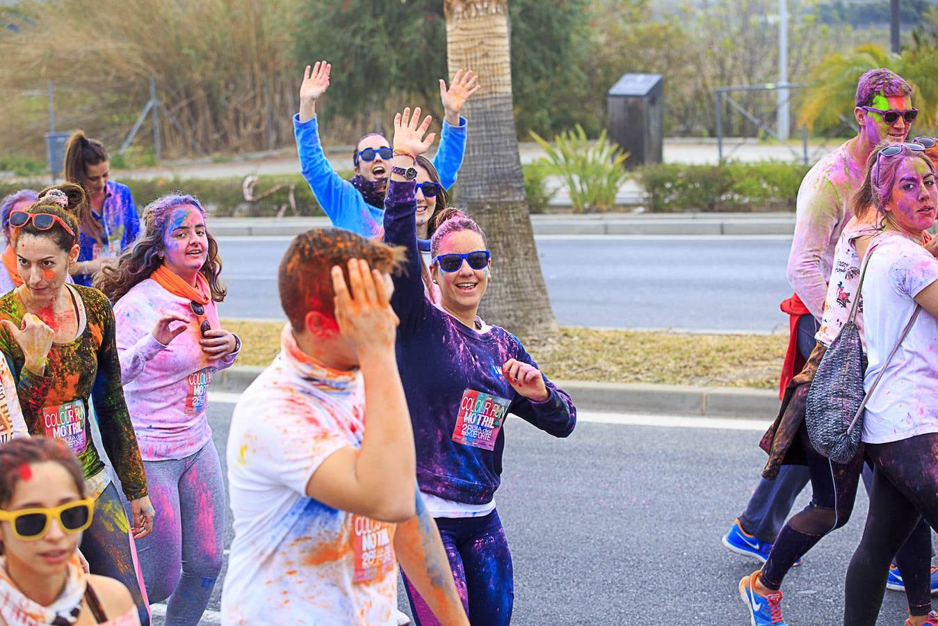 El concejal de Deportes de Motril, Miguel Ángel Muñoz, acompañado por miembros del equipo de Gobierno, dio la salida a la 'Colour Run', organizada con motivo del Día del Deporte