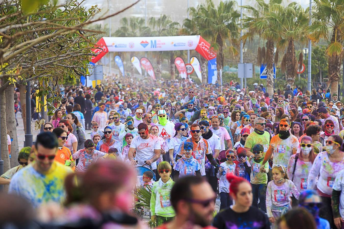 El concejal de Deportes de Motril, Miguel Ángel Muñoz, acompañado por miembros del equipo de Gobierno, dio la salida a la 'Colour Run', organizada con motivo del Día del Deporte