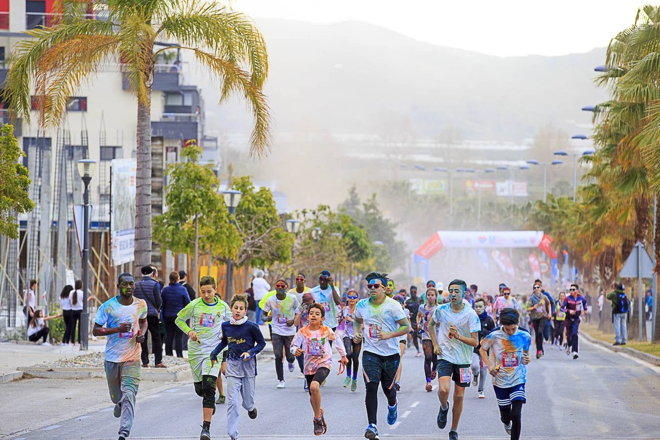 El concejal de Deportes de Motril, Miguel Ángel Muñoz, acompañado por miembros del equipo de Gobierno, dio la salida a la 'Colour Run', organizada con motivo del Día del Deporte