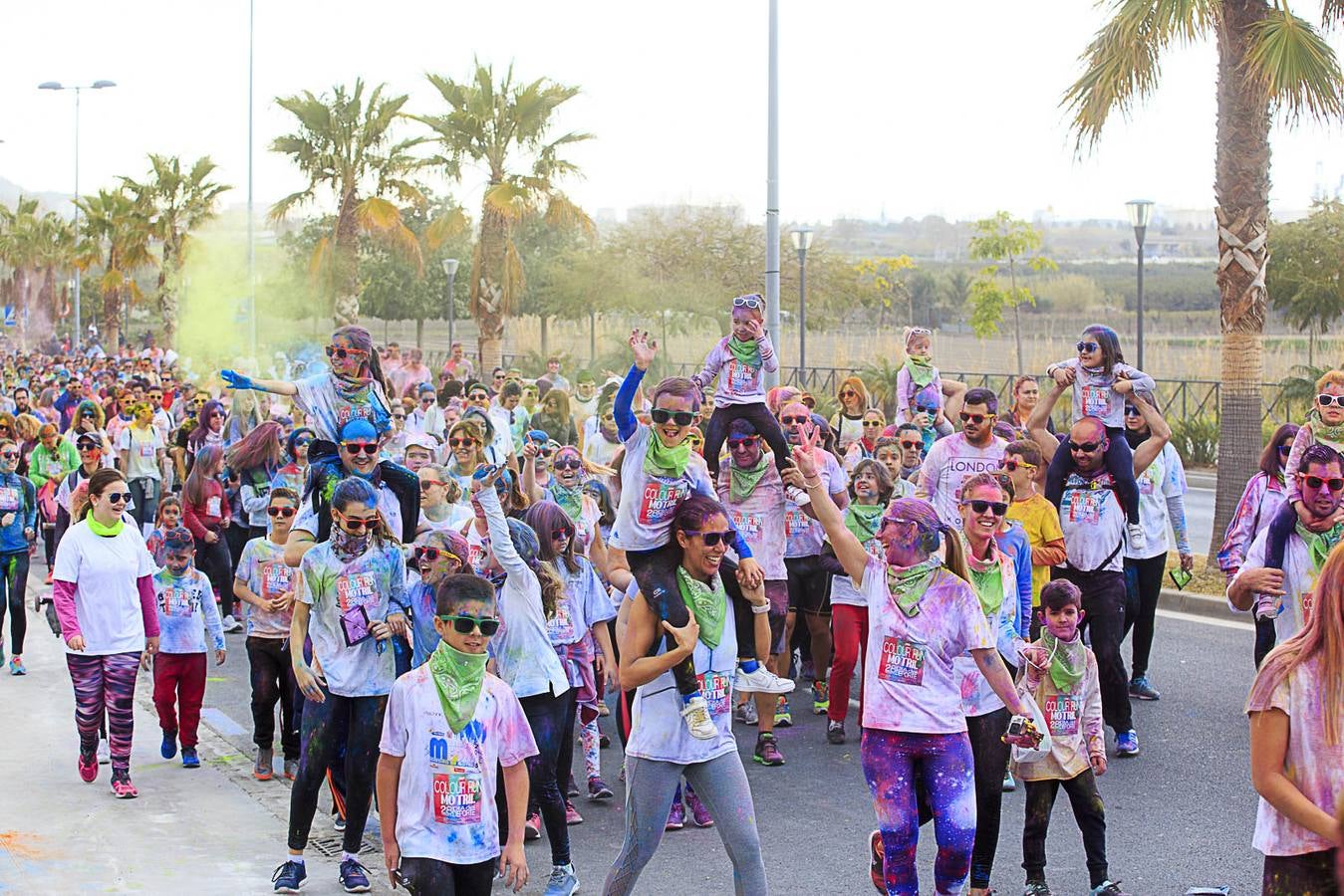 El concejal de Deportes de Motril, Miguel Ángel Muñoz, acompañado por miembros del equipo de Gobierno, dio la salida a la 'Colour Run', organizada con motivo del Día del Deporte