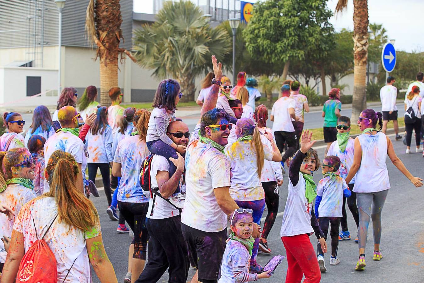 El concejal de Deportes de Motril, Miguel Ángel Muñoz, acompañado por miembros del equipo de Gobierno, dio la salida a la 'Colour Run', organizada con motivo del Día del Deporte