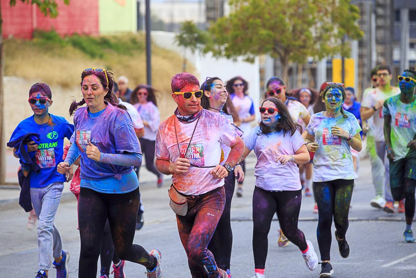 El concejal de Deportes de Motril, Miguel Ángel Muñoz, acompañado por miembros del equipo de Gobierno, dio la salida a la 'Colour Run', organizada con motivo del Día del Deporte