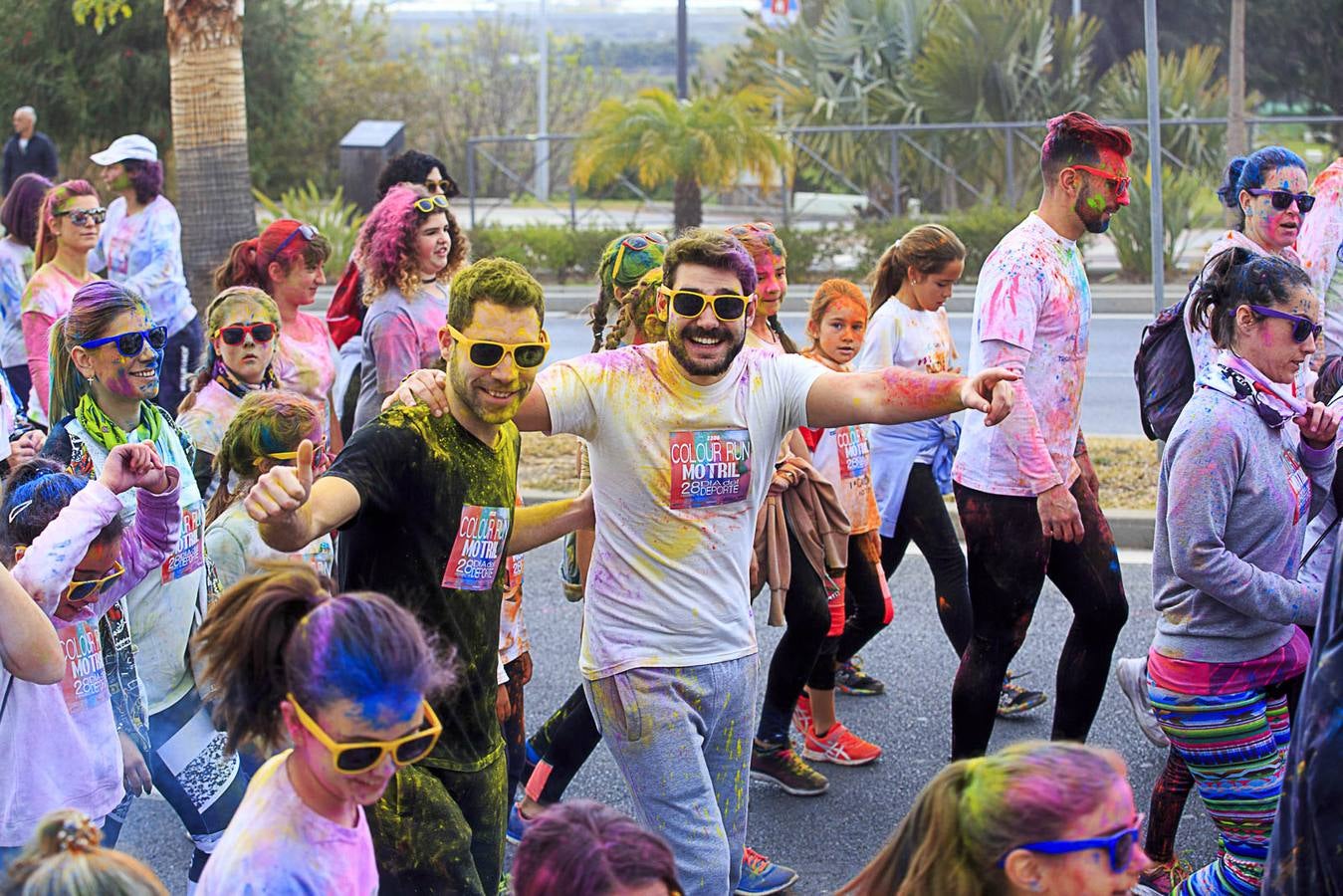 El concejal de Deportes de Motril, Miguel Ángel Muñoz, acompañado por miembros del equipo de Gobierno, dio la salida a la 'Colour Run', organizada con motivo del Día del Deporte