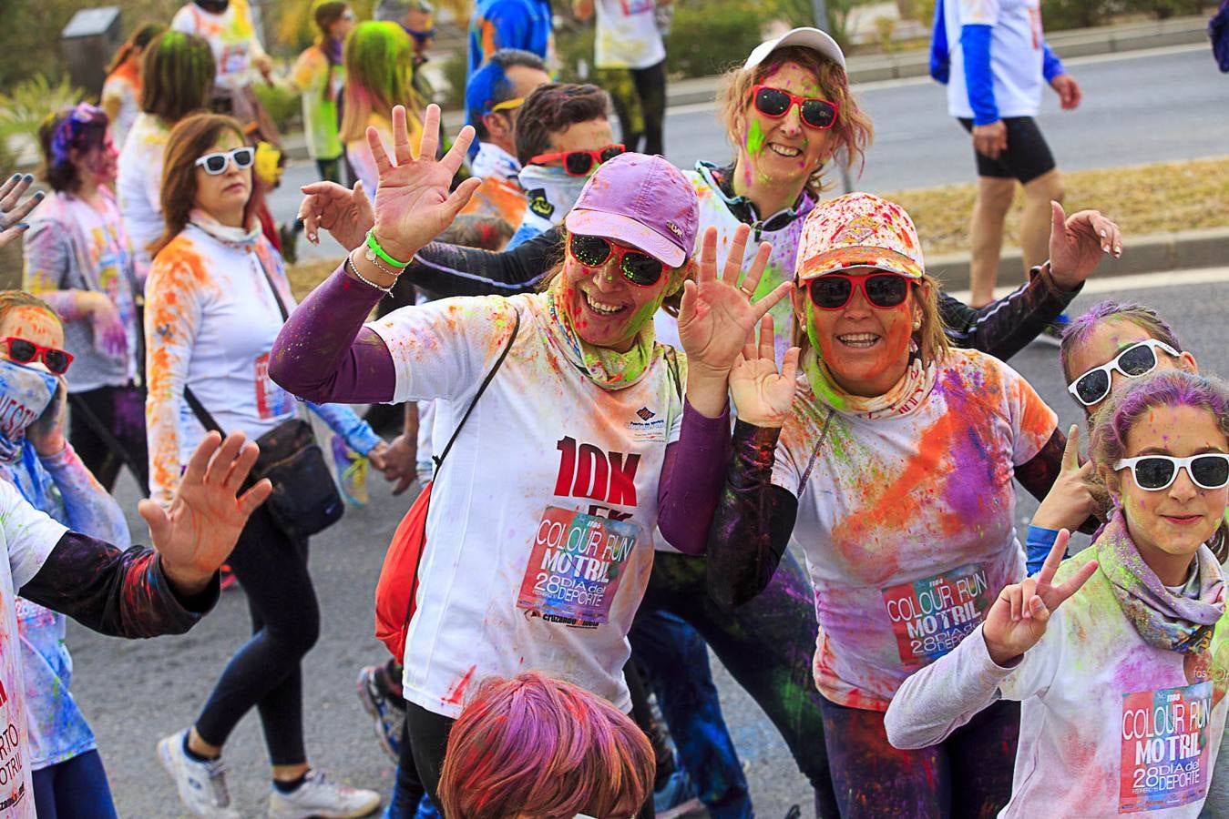 El concejal de Deportes de Motril, Miguel Ángel Muñoz, acompañado por miembros del equipo de Gobierno, dio la salida a la 'Colour Run', organizada con motivo del Día del Deporte