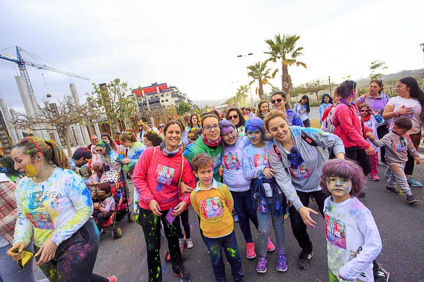 El concejal de Deportes de Motril, Miguel Ángel Muñoz, acompañado por miembros del equipo de Gobierno, dio la salida a la 'Colour Run', organizada con motivo del Día del Deporte