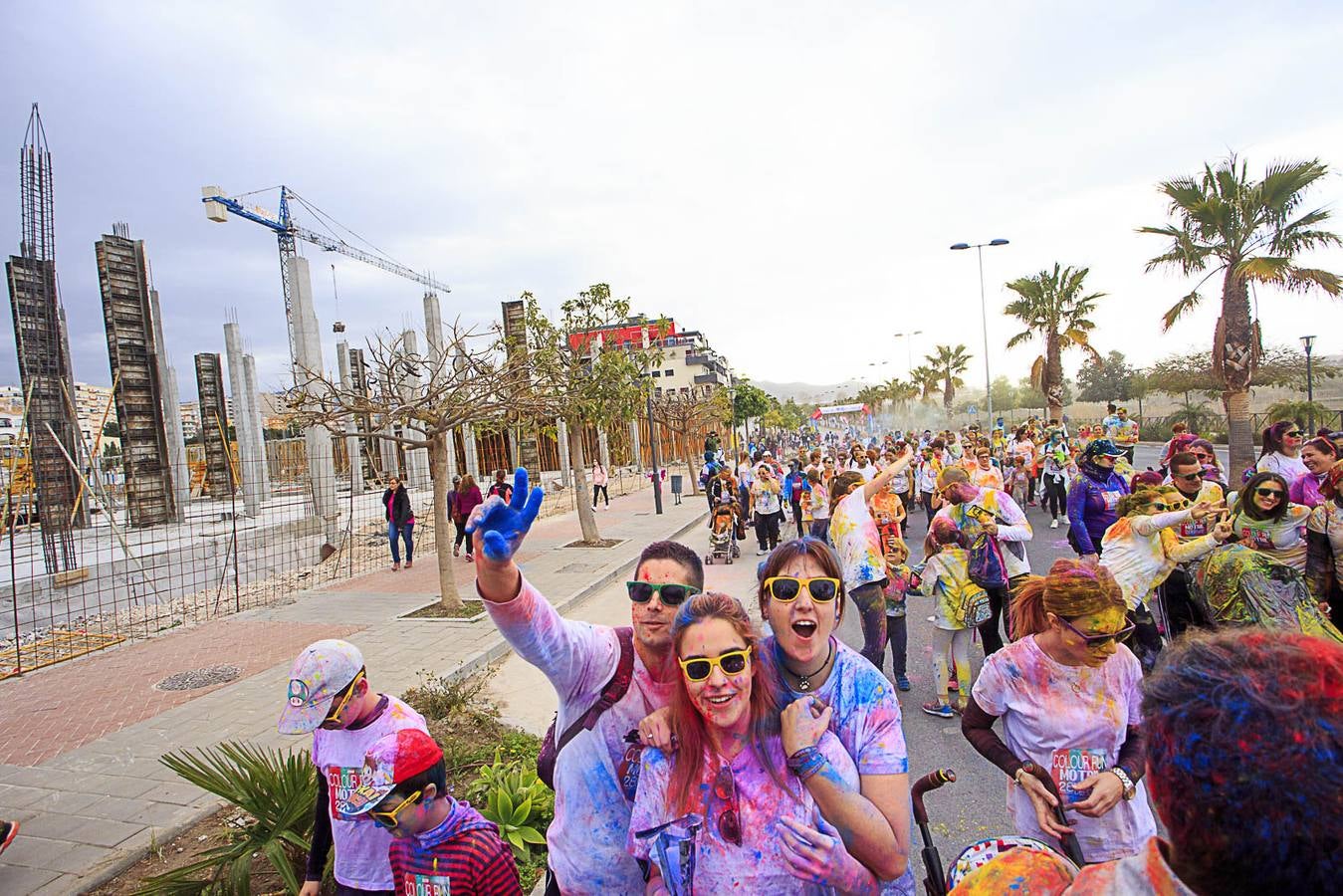 El concejal de Deportes de Motril, Miguel Ángel Muñoz, acompañado por miembros del equipo de Gobierno, dio la salida a la 'Colour Run', organizada con motivo del Día del Deporte