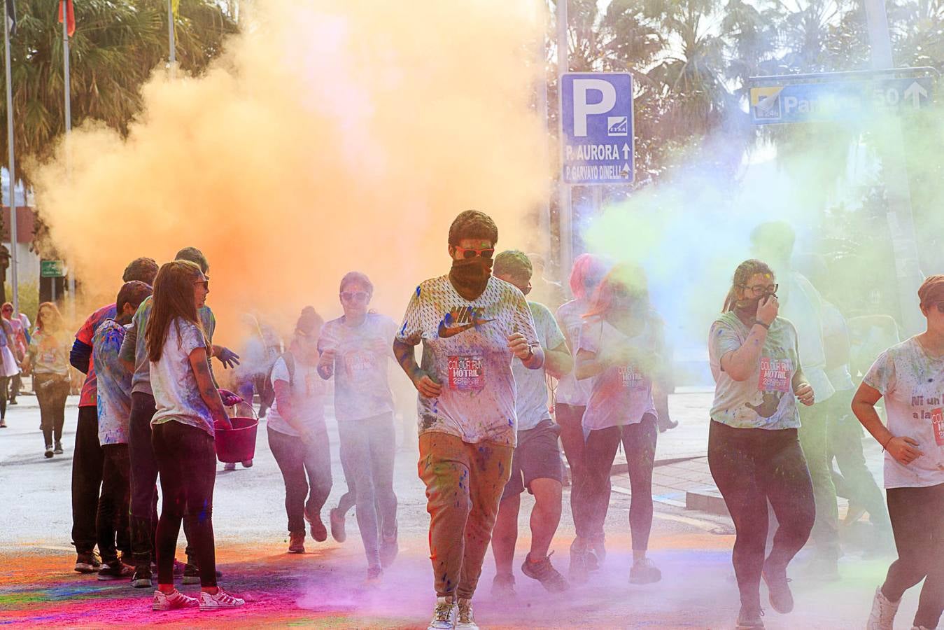 El concejal de Deportes de Motril, Miguel Ángel Muñoz, acompañado por miembros del equipo de Gobierno, dio la salida a la 'Colour Run', organizada con motivo del Día del Deporte