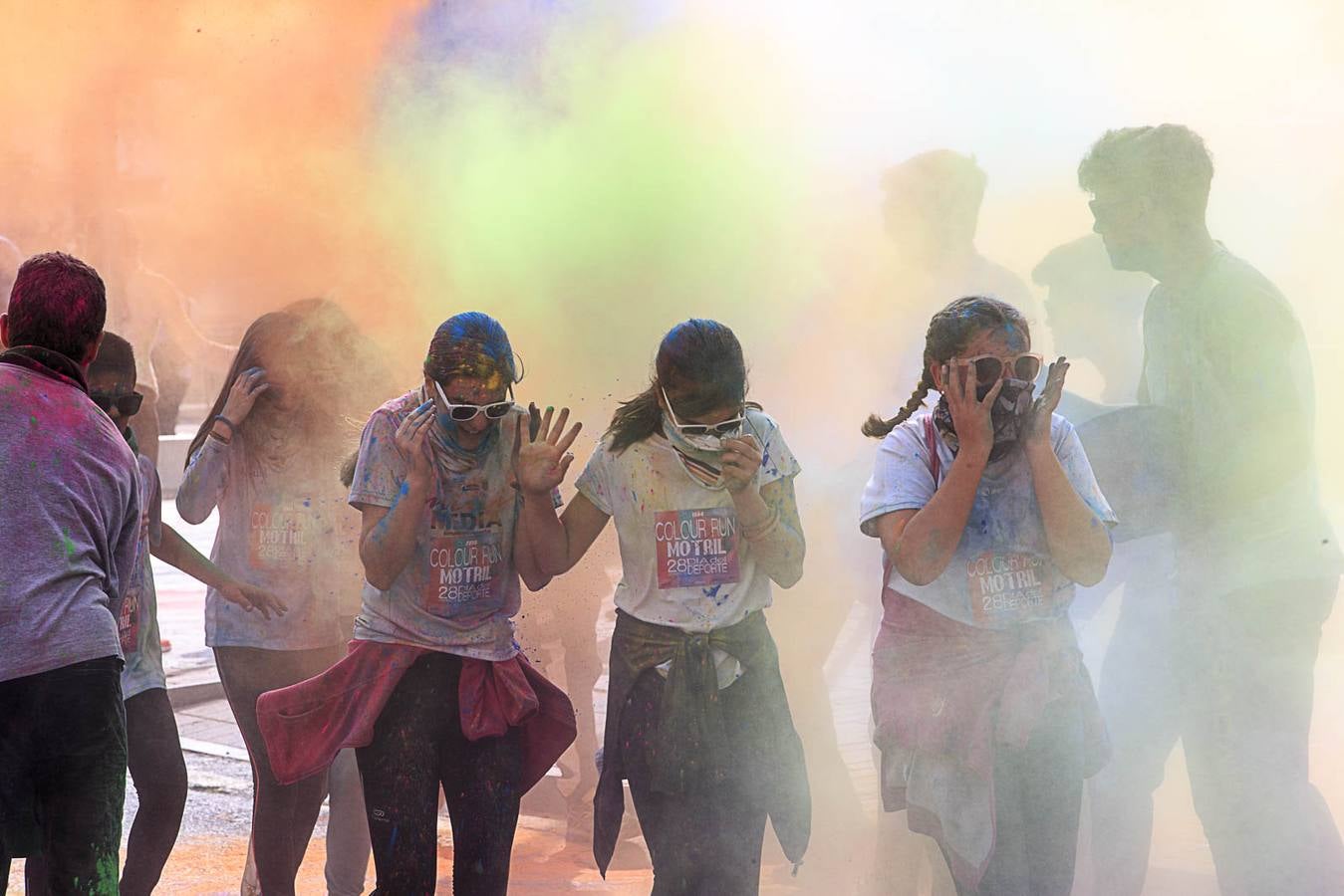 El concejal de Deportes de Motril, Miguel Ángel Muñoz, acompañado por miembros del equipo de Gobierno, dio la salida a la 'Colour Run', organizada con motivo del Día del Deporte