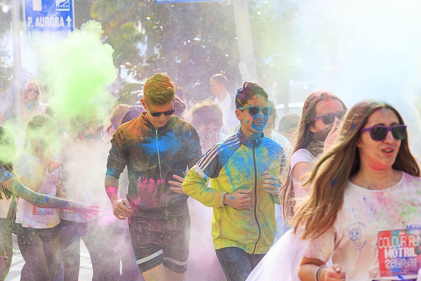 El concejal de Deportes de Motril, Miguel Ángel Muñoz, acompañado por miembros del equipo de Gobierno, dio la salida a la 'Colour Run', organizada con motivo del Día del Deporte