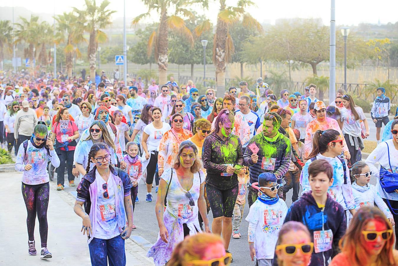 El concejal de Deportes de Motril, Miguel Ángel Muñoz, acompañado por miembros del equipo de Gobierno, dio la salida a la 'Colour Run', organizada con motivo del Día del Deporte