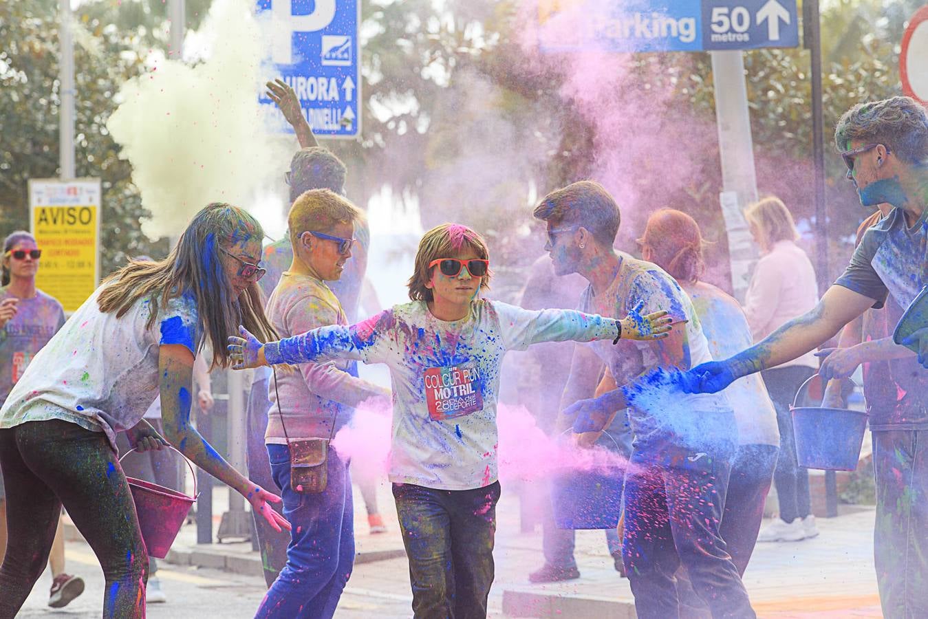 El concejal de Deportes de Motril, Miguel Ángel Muñoz, acompañado por miembros del equipo de Gobierno, dio la salida a la 'Colour Run', organizada con motivo del Día del Deporte