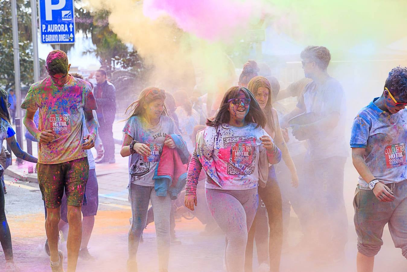 El concejal de Deportes de Motril, Miguel Ángel Muñoz, acompañado por miembros del equipo de Gobierno, dio la salida a la 'Colour Run', organizada con motivo del Día del Deporte