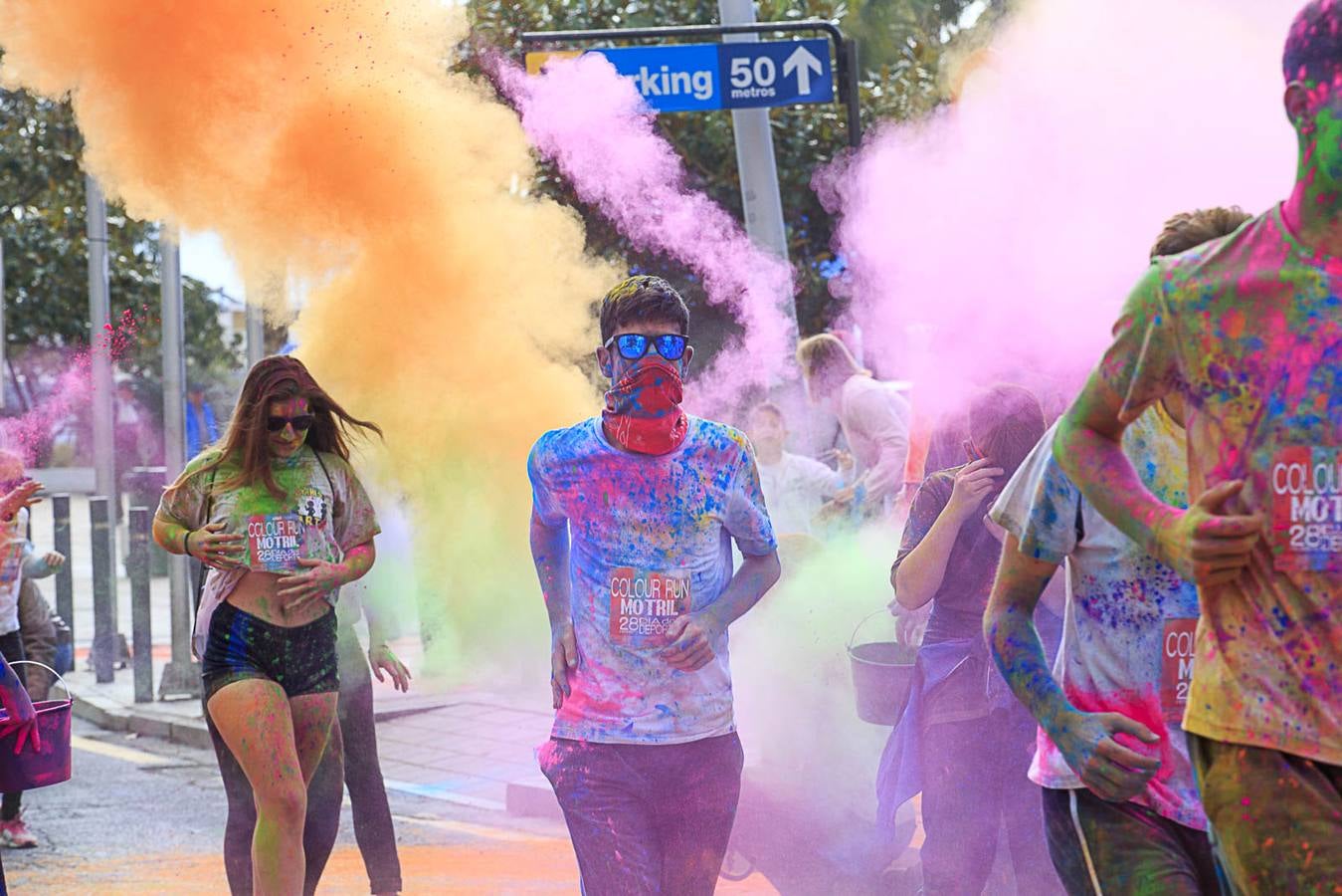 El concejal de Deportes de Motril, Miguel Ángel Muñoz, acompañado por miembros del equipo de Gobierno, dio la salida a la 'Colour Run', organizada con motivo del Día del Deporte