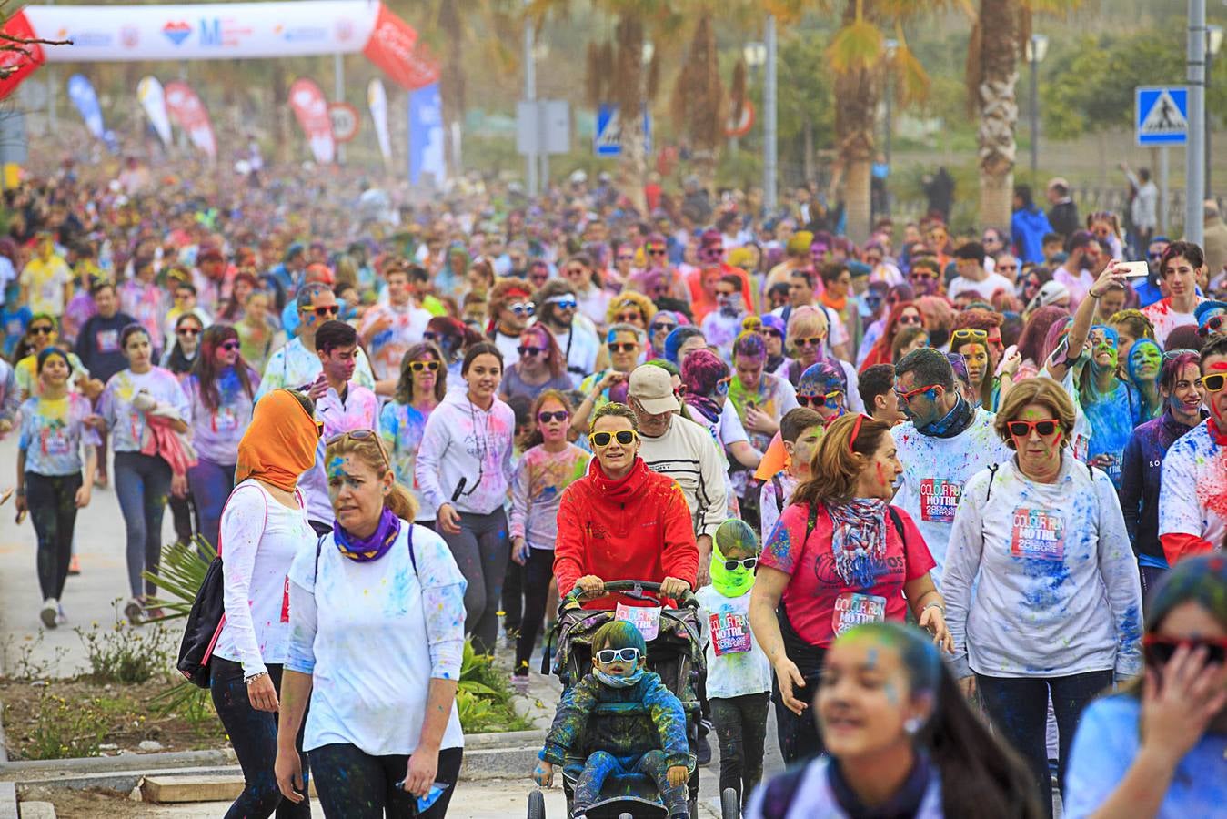 El concejal de Deportes de Motril, Miguel Ángel Muñoz, acompañado por miembros del equipo de Gobierno, dio la salida a la 'Colour Run', organizada con motivo del Día del Deporte