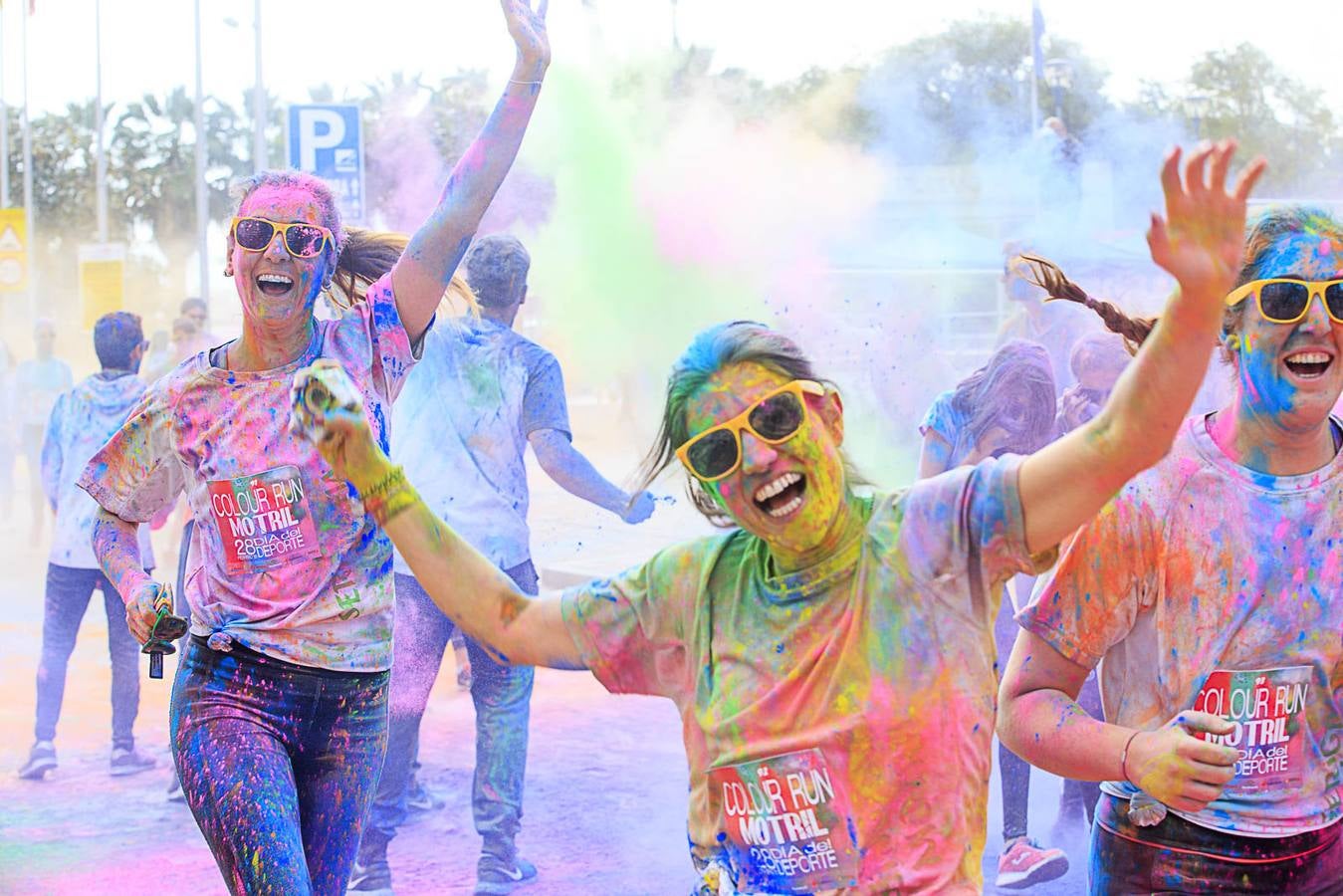 El concejal de Deportes de Motril, Miguel Ángel Muñoz, acompañado por miembros del equipo de Gobierno, dio la salida a la 'Colour Run', organizada con motivo del Día del Deporte