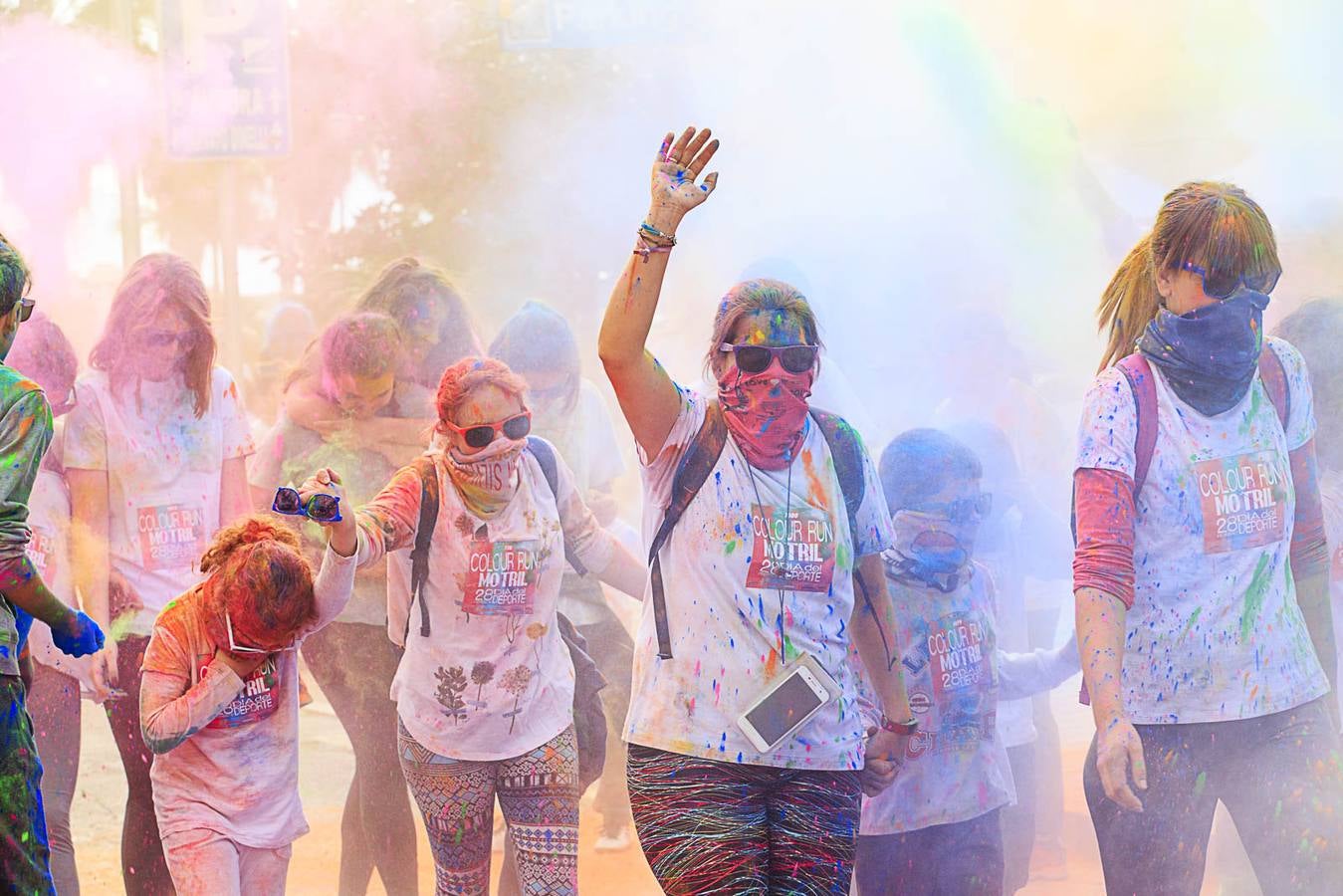 El concejal de Deportes de Motril, Miguel Ángel Muñoz, acompañado por miembros del equipo de Gobierno, dio la salida a la 'Colour Run', organizada con motivo del Día del Deporte