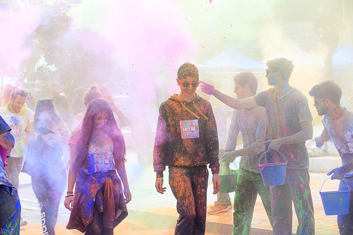 El concejal de Deportes de Motril, Miguel Ángel Muñoz, acompañado por miembros del equipo de Gobierno, dio la salida a la 'Colour Run', organizada con motivo del Día del Deporte