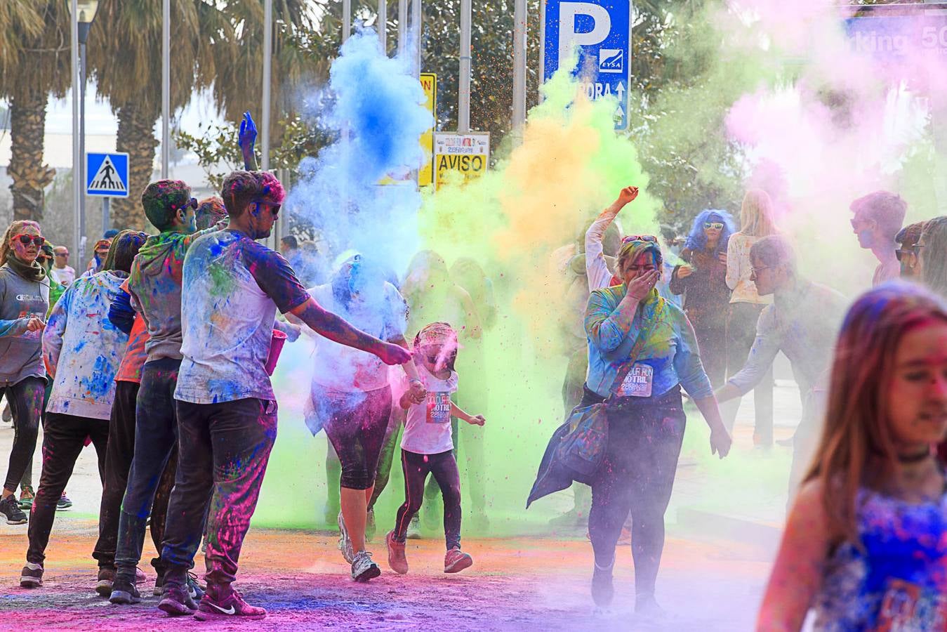 El concejal de Deportes de Motril, Miguel Ángel Muñoz, acompañado por miembros del equipo de Gobierno, dio la salida a la 'Colour Run', organizada con motivo del Día del Deporte