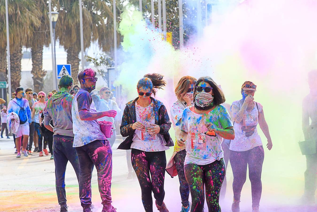 El concejal de Deportes de Motril, Miguel Ángel Muñoz, acompañado por miembros del equipo de Gobierno, dio la salida a la 'Colour Run', organizada con motivo del Día del Deporte