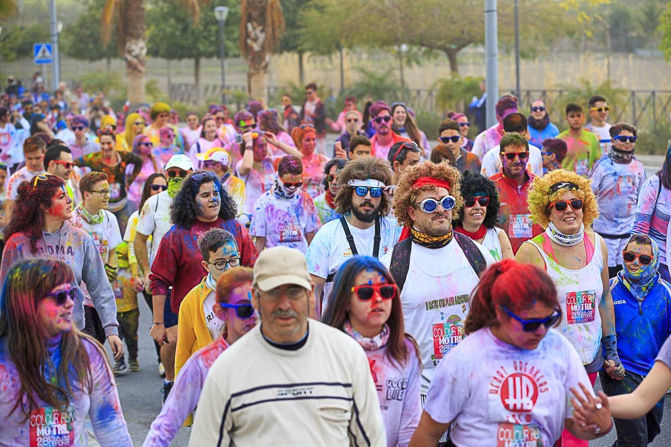 El concejal de Deportes de Motril, Miguel Ángel Muñoz, acompañado por miembros del equipo de Gobierno, dio la salida a la 'Colour Run', organizada con motivo del Día del Deporte