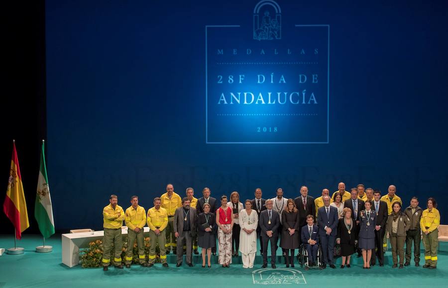 Andalucía celebra el día de la comunidad con un pleno institucional en el Parlamento y con el acto de entrega de medallas y de título de Hijo Predilecto de la región, presidido por la jefa del Gobierno andaluz, Susana Díaz