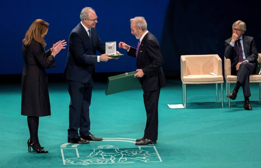 Andalucía celebra el día de la comunidad con un pleno institucional en el Parlamento y con el acto de entrega de medallas y de título de Hijo Predilecto de la región, presidido por la jefa del Gobierno andaluz, Susana Díaz