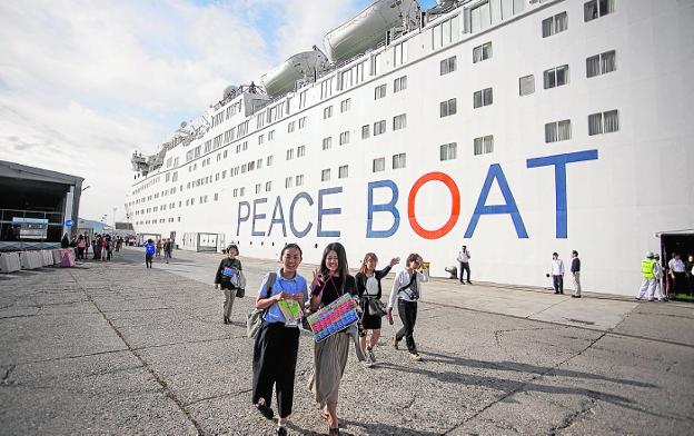 Cruceristas llegan a la dársena granadina desde el Peace Boat. 