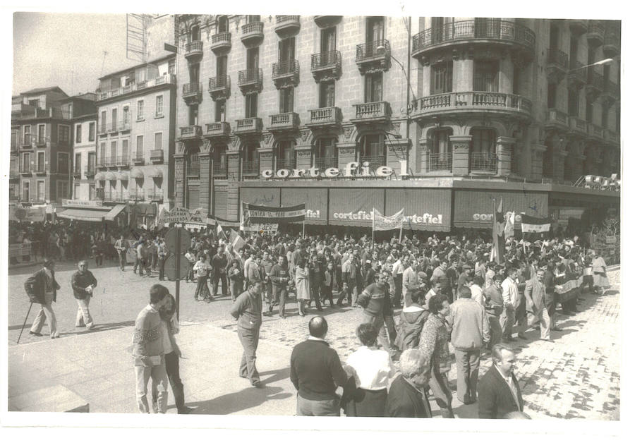 Las primeras celebraciones del Día de Andalucía eran jornadas de protestas en las que se reivindicaba la identidad andaluza. Pero también se organizaban actividades culturales y deportivas, sobre todo en el Paseo del Salón. La fiesta era de todos