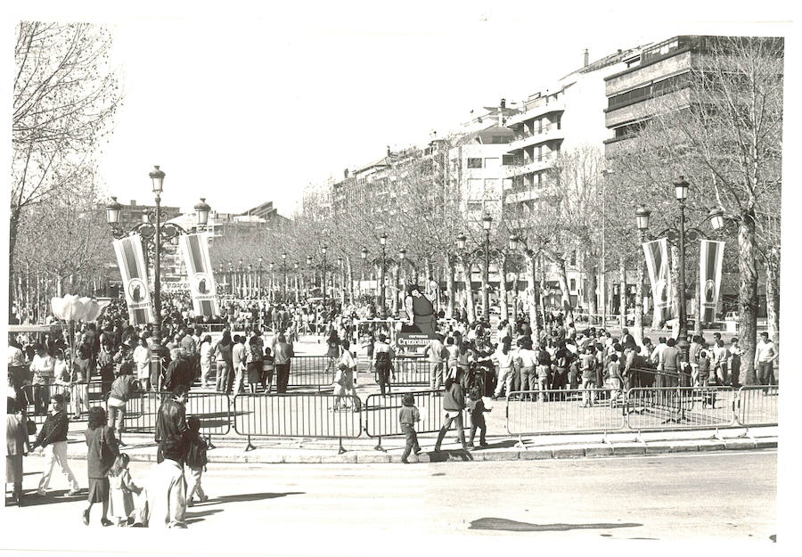 Las primeras celebraciones del Día de Andalucía eran jornadas de protestas en las que se reivindicaba la identidad andaluza. Pero también se organizaban actividades culturales y deportivas, sobre todo en el Paseo del Salón. La fiesta era de todos