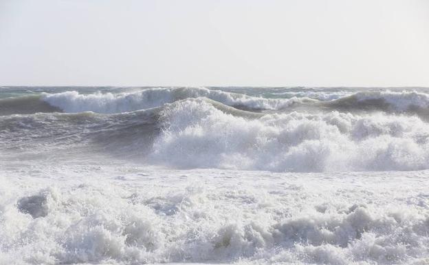 Olas durante la mañana en PlayaGranada