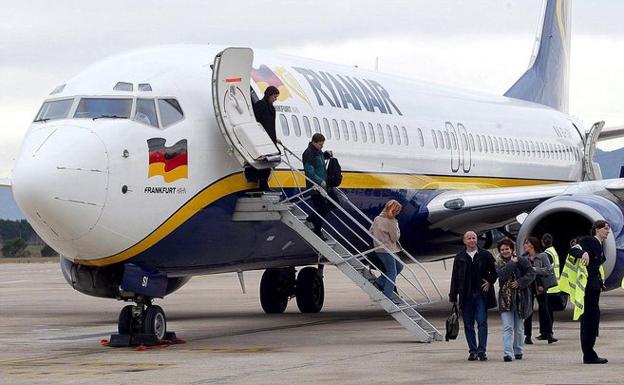 "Dos maricones no entran en mi avión": denuncian que Ryanair les impidió volar en Madrid