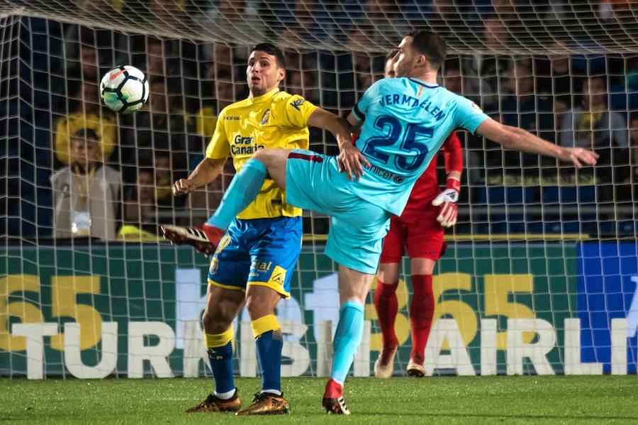 Inesperado empate en Las Palmas del Barcelona antes de recibir al Atlético. La distancia con el segundo es ahora de cinco puntos en la clasificación. Mal partido de los azulgrana donde Calleri igualó el gol de Messi desde el punto de penalti.