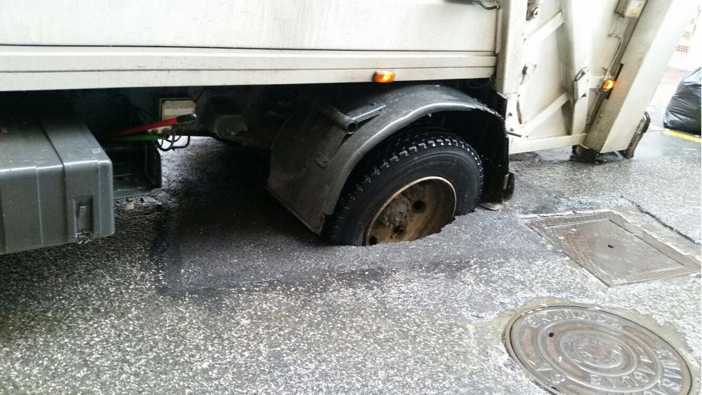 Por causas que se desconocen, una de las ruedas del vehículo se ha hundido en la calle Pintor Zuloaga
