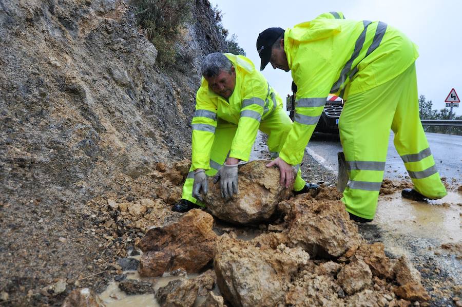 Caída de piedras en la carretera Órgiva-Vélez de Benaudalla y crecida del Río Guadalfeo