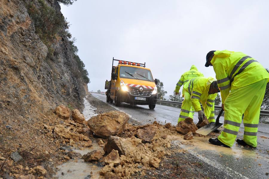 Caída de piedras en la carretera Órgiva-Vélez de Benaudalla y crecida del Río Guadalfeo