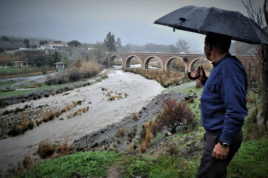 Caída de piedras en la carretera Órgiva-Vélez de Benaudalla y crecida del Río Guadalfeo