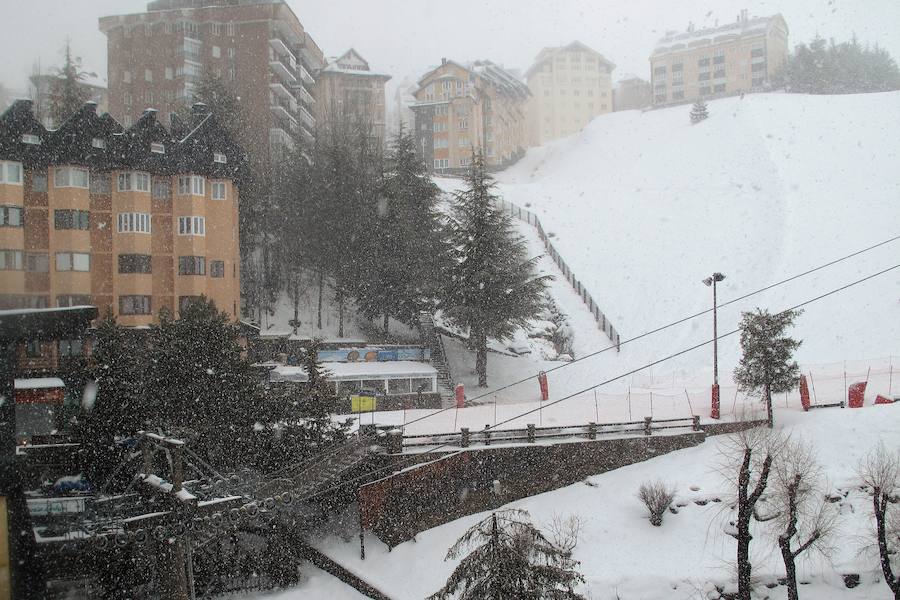 La estación de esquí de Sierra Nevada, cerrada por el fuerte viento