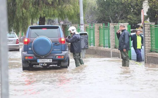 La lluvia inunda la parte baja de Salobreña y anega cocheras en Almuñécar